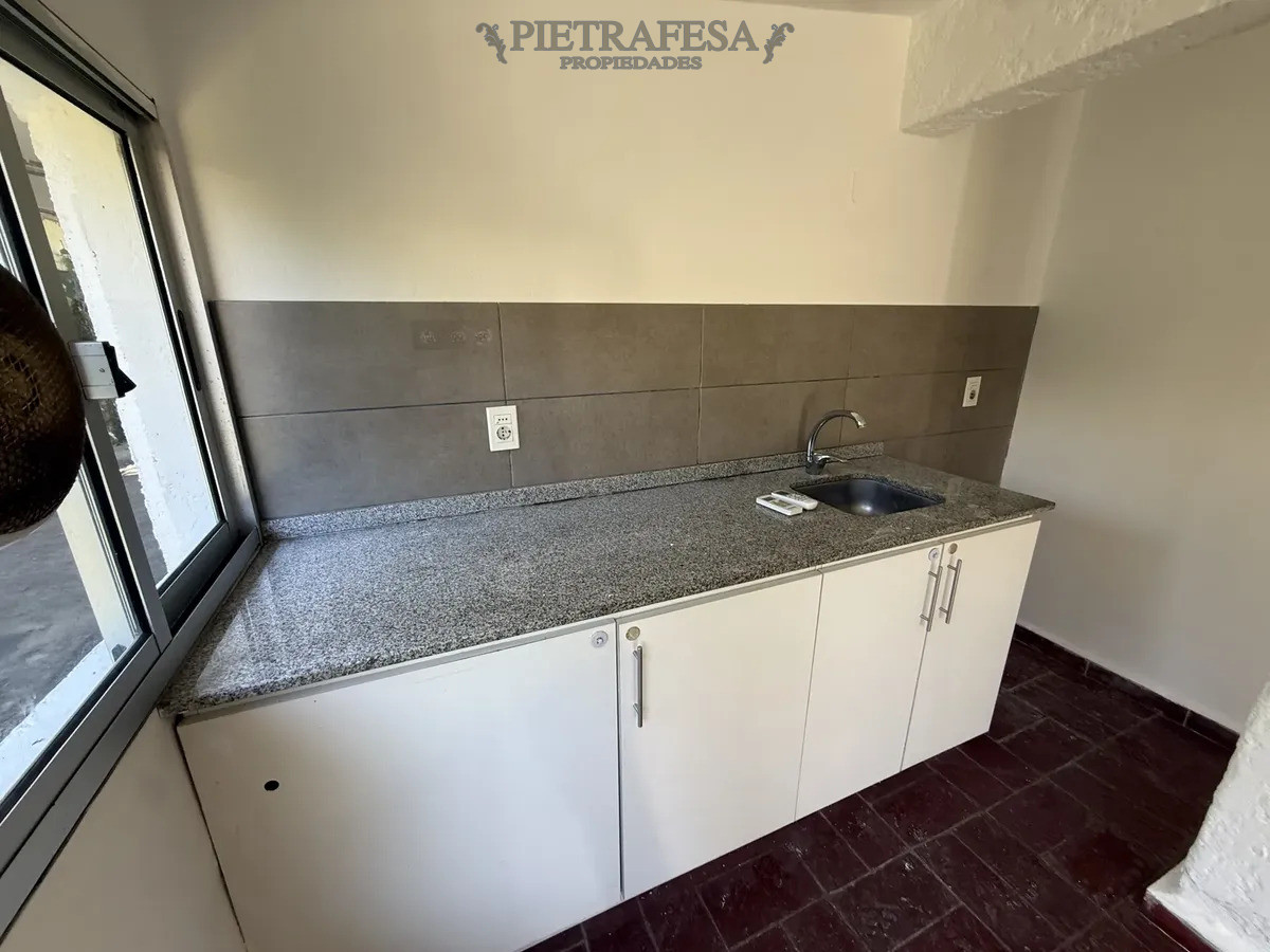 Casa en alquiler, 1 dormitorio, 1 baño, cochera, patio, cochera. Punta Gorda. · Foto 3