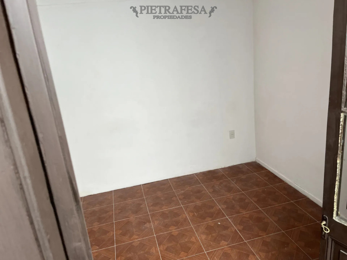 Casa en alquiler, 4 dormitorios, 1 baño, patio con parrillero. Union. · Foto 10