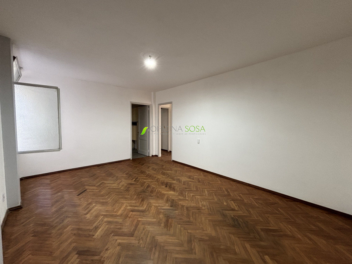 Oficina Sosa - Mercedes y Rondeau ampllio apartamneto de 3 dormitorios y 2 baños al frente con balcon · Foto 3