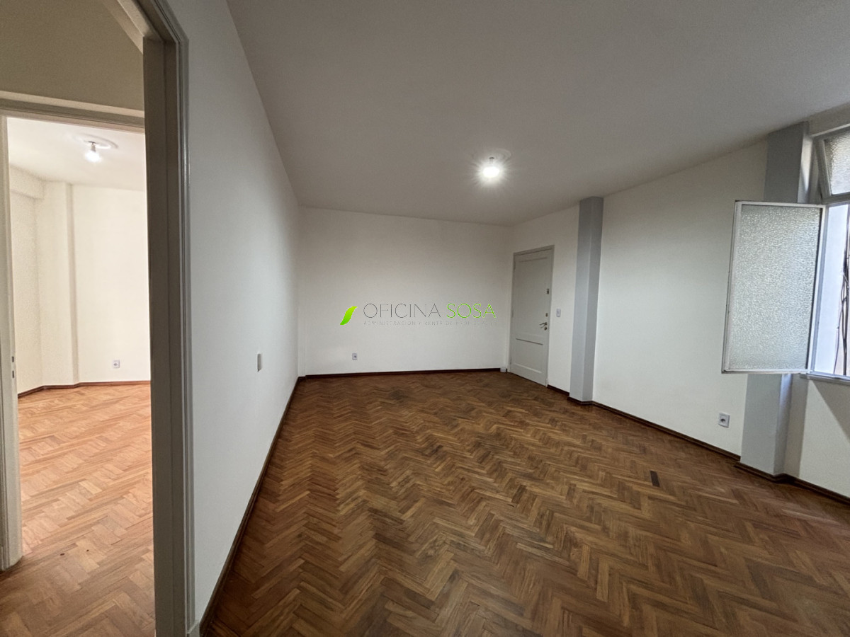 Oficina Sosa - Mercedes y Rondeau ampllio apartamneto de 3 dormitorios y 2 baños al frente con balcon · Foto 4