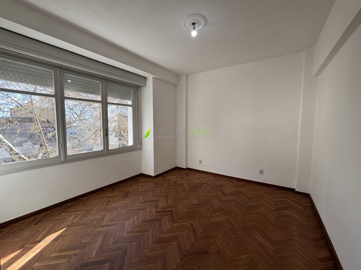 Oficina Sosa - Mercedes y Rondeau ampllio apartamneto de 3 dormitorios y 2 baños al frente con balcon · Foto 5