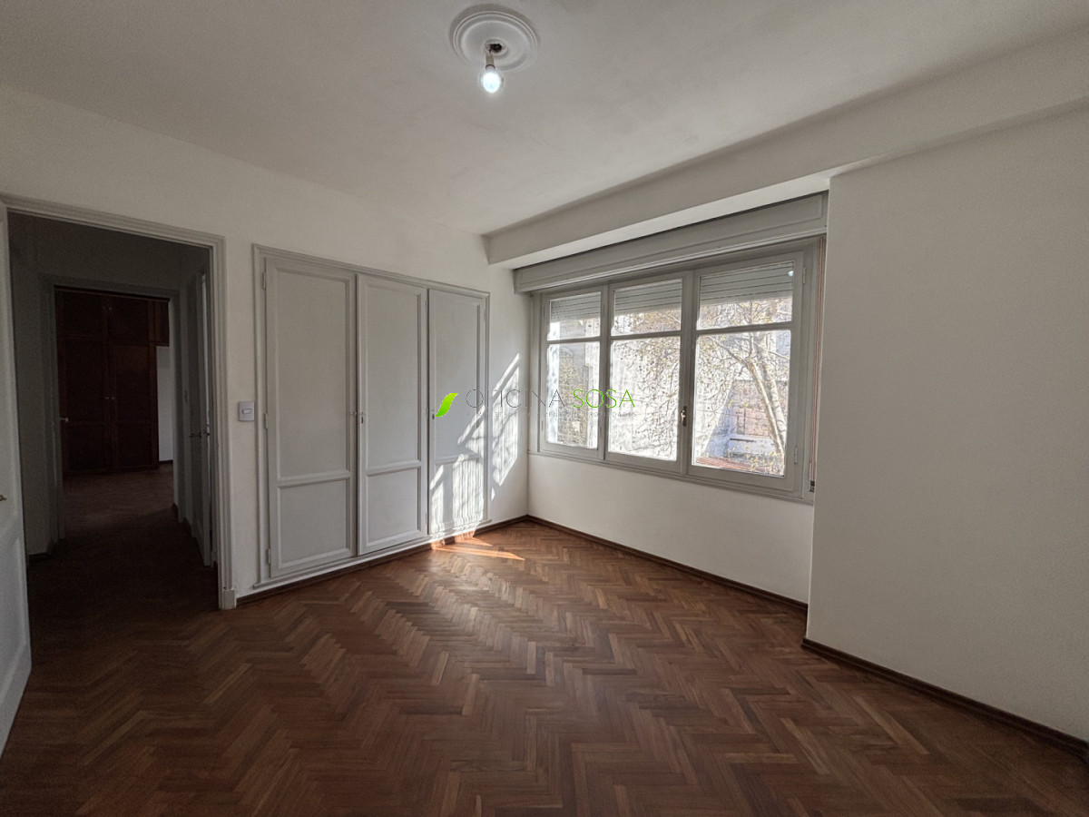 Oficina Sosa - Mercedes y Rondeau ampllio apartamneto de 3 dormitorios y 2 baños al frente con balcon · Foto 6