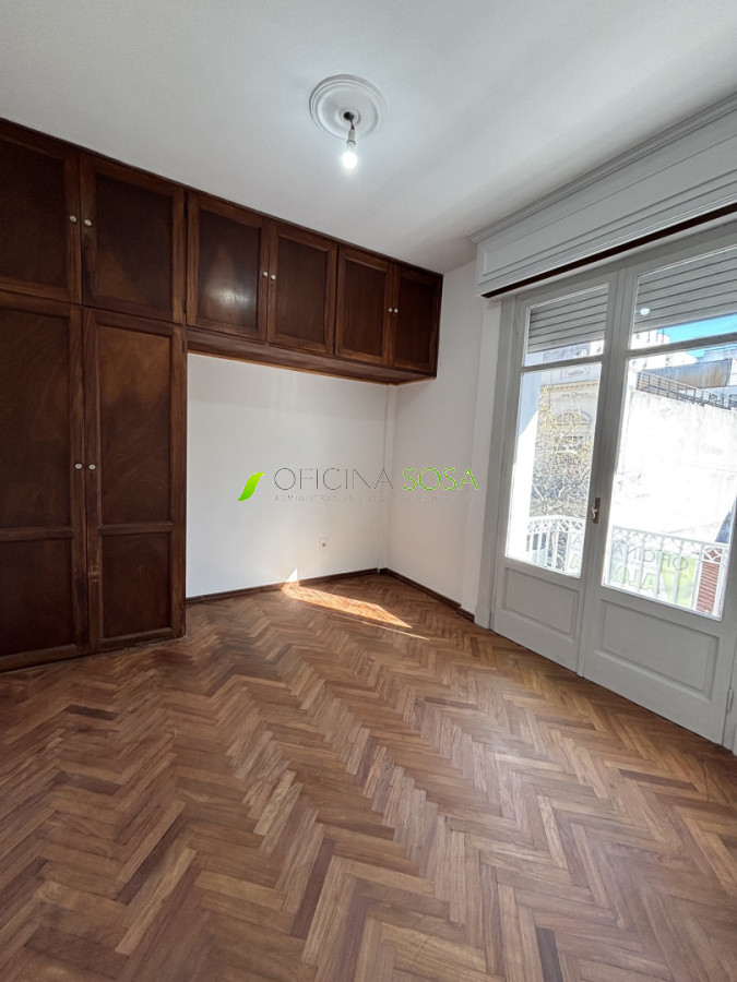 Oficina Sosa - Mercedes y Rondeau ampllio apartamneto de 3 dormitorios y 2 baños al frente con balcon · Foto 9