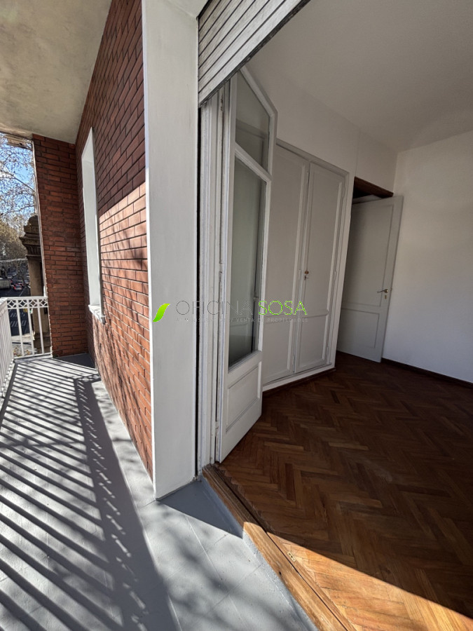Oficina Sosa - Mercedes y Rondeau ampllio apartamneto de 3 dormitorios y 2 baños al frente con balcon · Foto 10