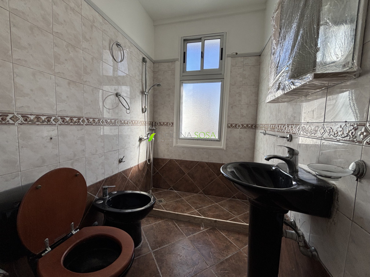 Oficina Sosa - Mercedes y Rondeau ampllio apartamneto de 3 dormitorios y 2 baños al frente con balcon · Foto 11