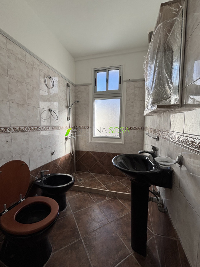 Oficina Sosa - Mercedes y Rondeau ampllio apartamneto de 3 dormitorios y 2 baños al frente con balcon · Foto 12