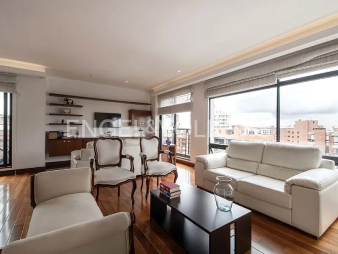 Apartamento de 3 alcobas en venta en Los Rosales, Bogotá, 176 m² · foto 2 de 19