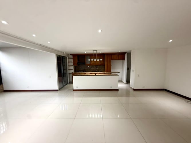 Casa de 4 alcobas en venta en Altos Del Poblado, Medellín, 250 m² · foto 2 de 23