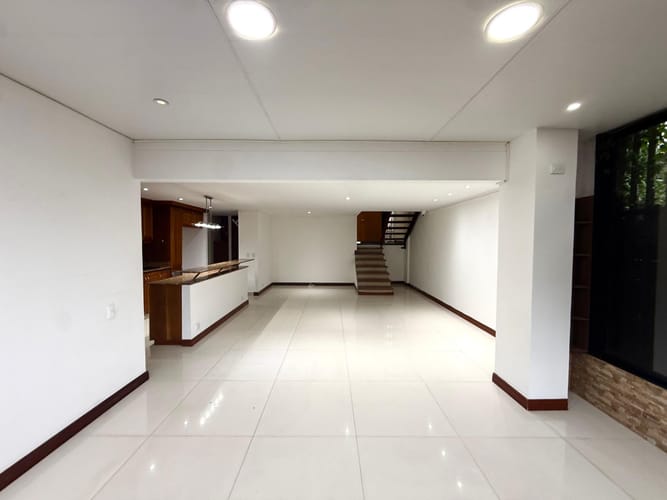 Casa de 4 alcobas en venta en Altos Del Poblado, Medellín, 250 m² · foto 4 de 23