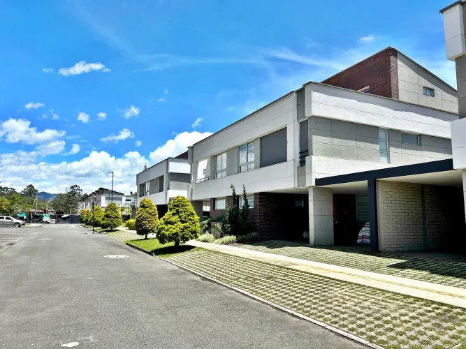 Casa de 3 alcobas en venta en El Porvenir, Rionegro, 173 m² · foto 2 de 18