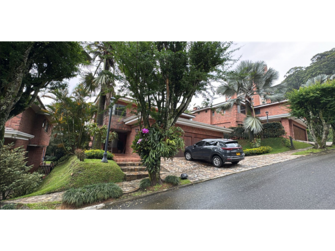 Casa de 3 alcobas en venta en Altos Del Poblado, Medellín, 385 m² · foto 2 de 12