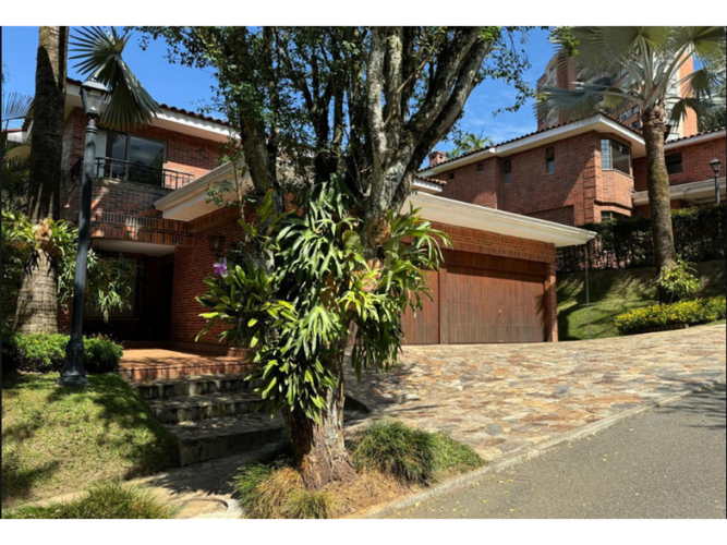 Casa de 3 alcobas en venta en Altos Del Poblado, Medellín, 385 m² · foto 3 de 12