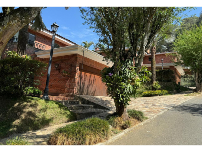 Casa de 3 alcobas en venta en Altos Del Poblado, Medellín, 385 m² · foto 4 de 12