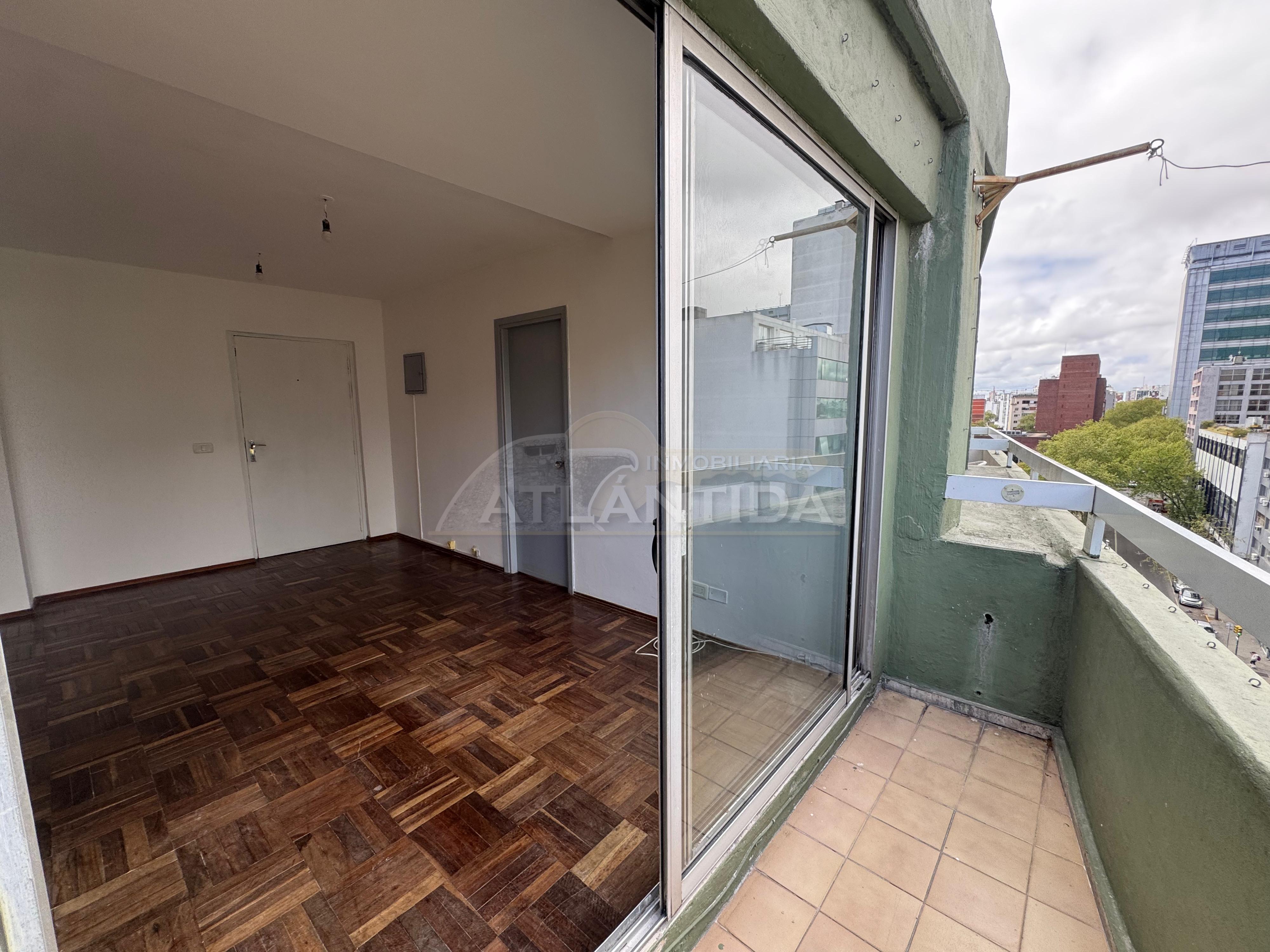 Alquiler Apartamento 1 Dormitorio Con Garaje Y Balcón, En Pleno Centro, Calle Colonia · Foto 9