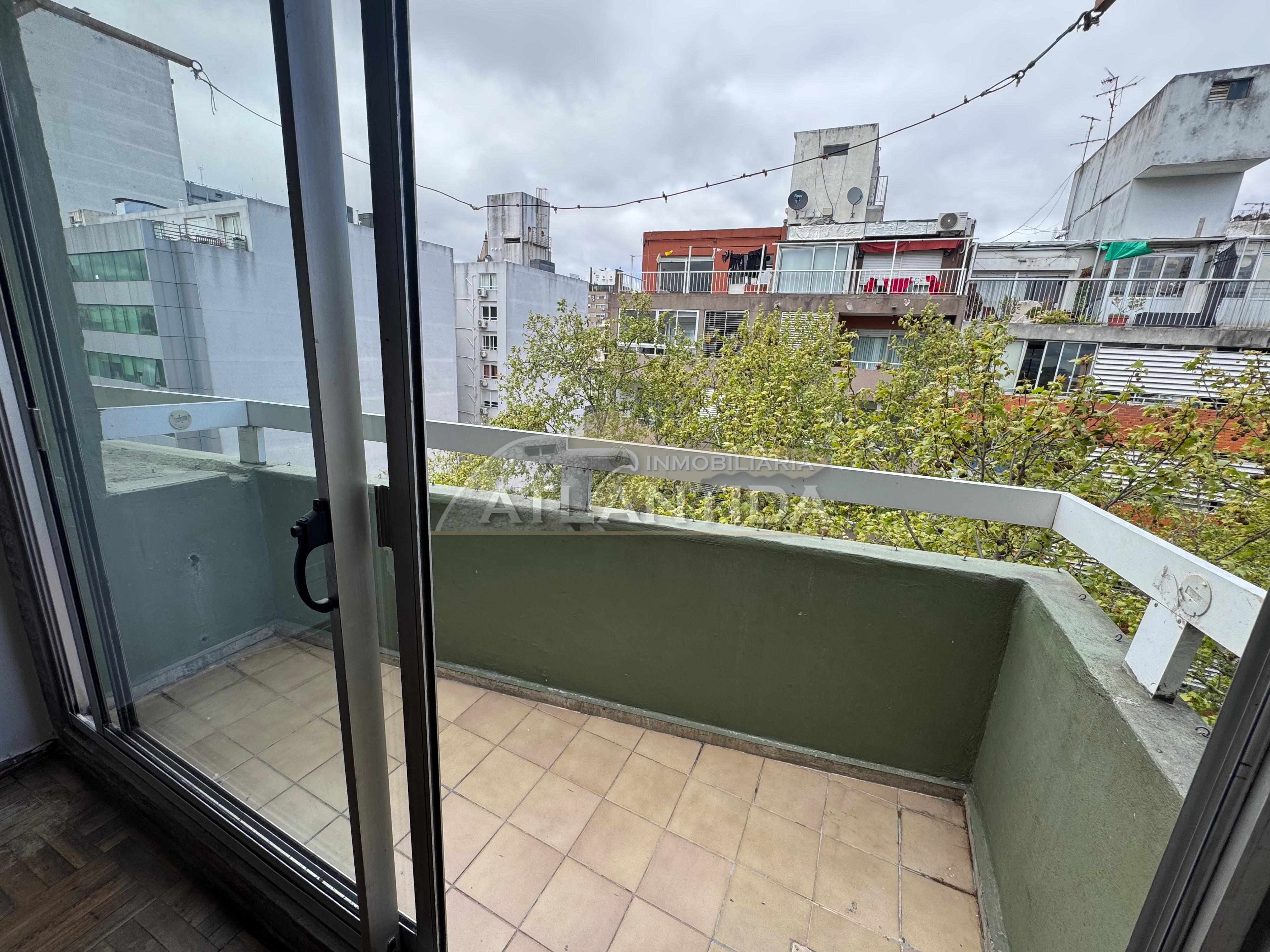 Alquiler Apartamento 1 Dormitorio Con Garaje Y Balcón, En Pleno Centro, Calle Colonia · Foto 11
