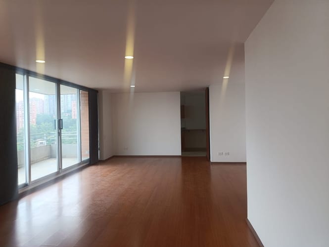 Apartamento de 2 alcobas en venta en El Poblado, Medellín, 117 m² · foto 2 de 18