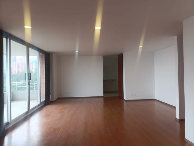 Apartamento de 2 alcobas en venta en El Poblado, Medellín, 117 m² · foto 1 de 18