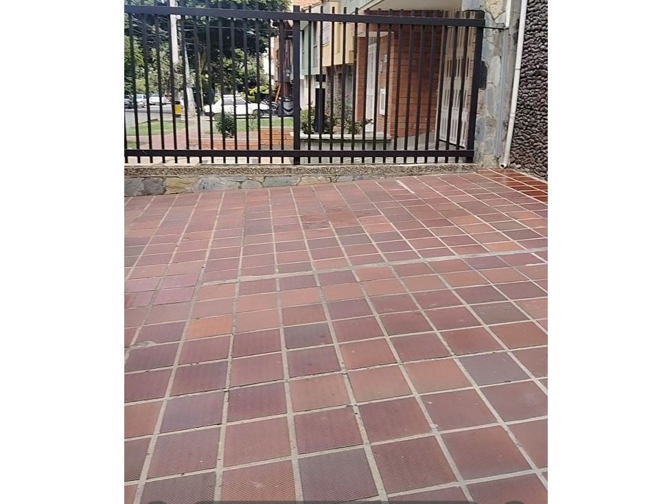 Casa en arriendo en El Nogal- Los Almendros, Medellín · foto 18 de 21