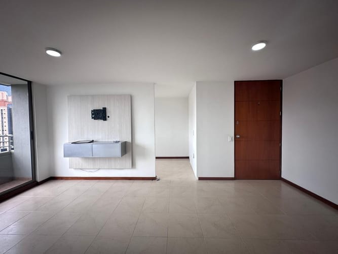 Apartamento de 3 alcobas en venta en El Poblado, Medellín, 74 m² · foto 2 de 19