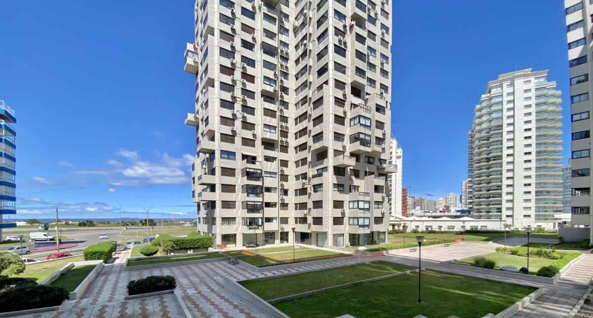 VENTA DE APARTAMENTO DE 3 DORMITORIOS EN PARQUEMAR CENTER D