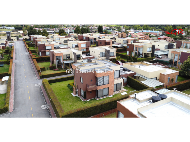 Casa de 4 alcobas en venta en Parcelas, Cota, 320 m² · foto 3 de 24