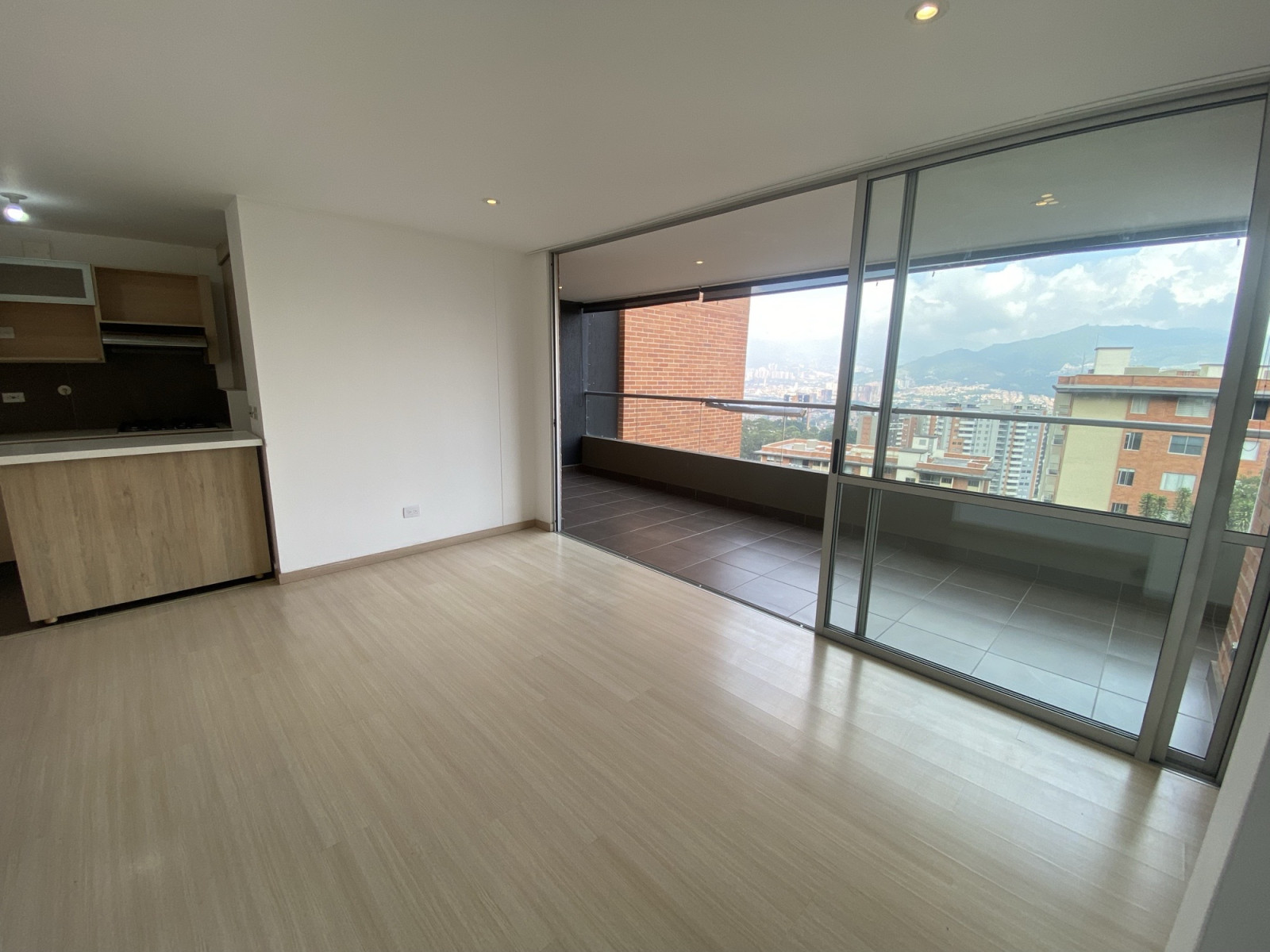 Apartamento en arriendo en Loma Del Esmeraldal, Envigado · foto 2 de 11