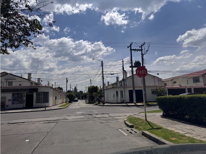 Casa de 4 alcobas en venta en Estrella Del Norte, Bogotá, 266 m² · foto 2 de 24