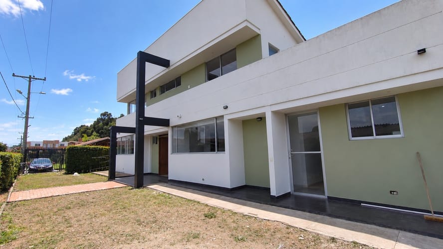 Casa de 3 alcobas en arriendo en Cetime, Cota, 335 m² · foto 2 de 23