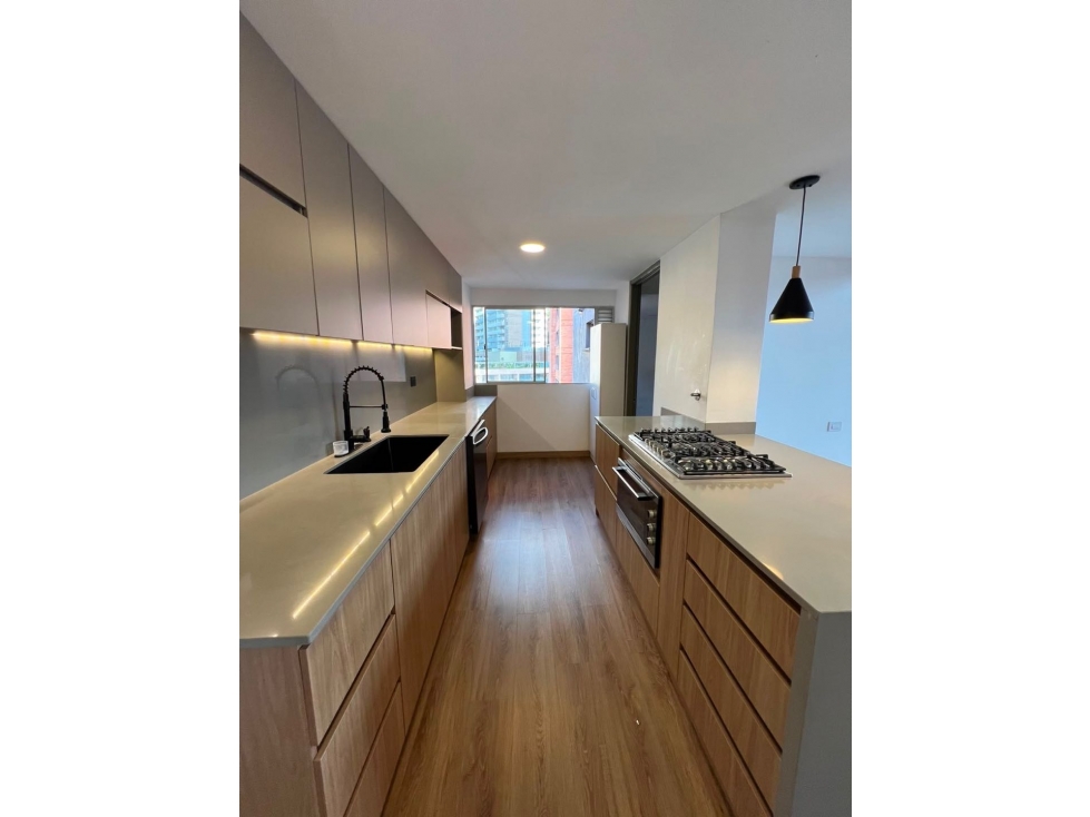 Apartamento en arriendo en Altos Del Poblado, Medellín · foto 3 de 14