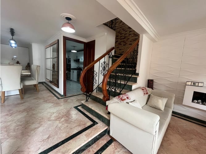 Casa de 3 alcobas en venta en Loma Del Indio, Medellín, 234 m² · foto 2 de 12
