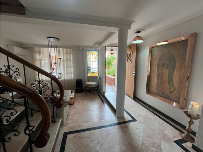 Casa de 3 alcobas en venta en Loma Del Indio, Medellín, 234 m² · foto 3 de 12