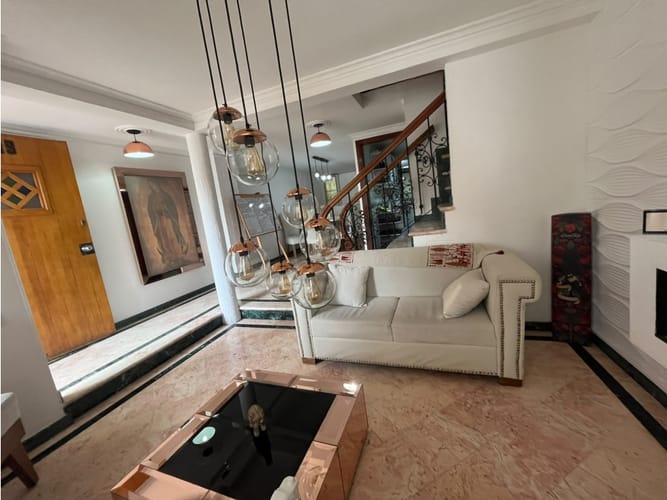 Casa de 3 alcobas en venta en Loma Del Indio, Medellín, 234 m² · foto 4 de 12