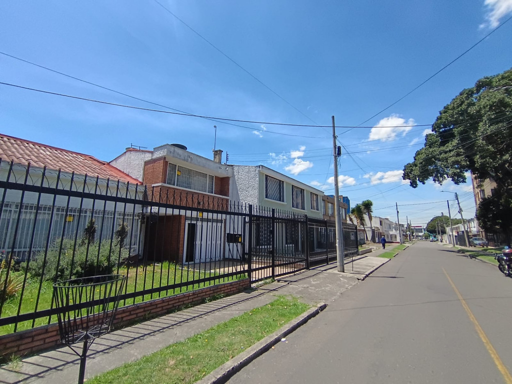 Casa en venta en Normandia, Bogotá · foto 2 de 24