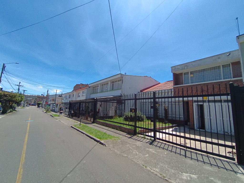 Casa en venta en Normandia, Bogotá · foto 3 de 24