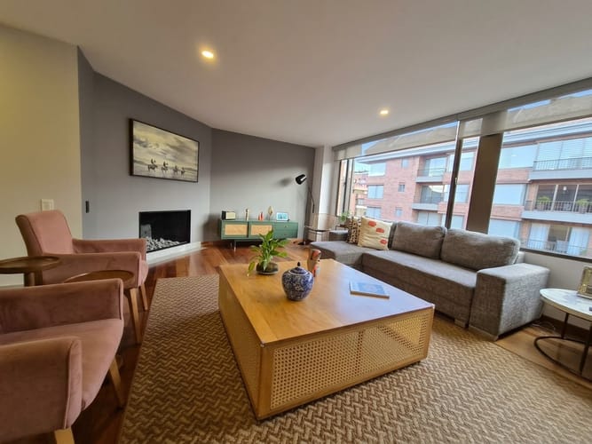 Apartamento de 3 alcobas en venta en La Carolina, Bogotá, 140 m² · foto 2 de 14