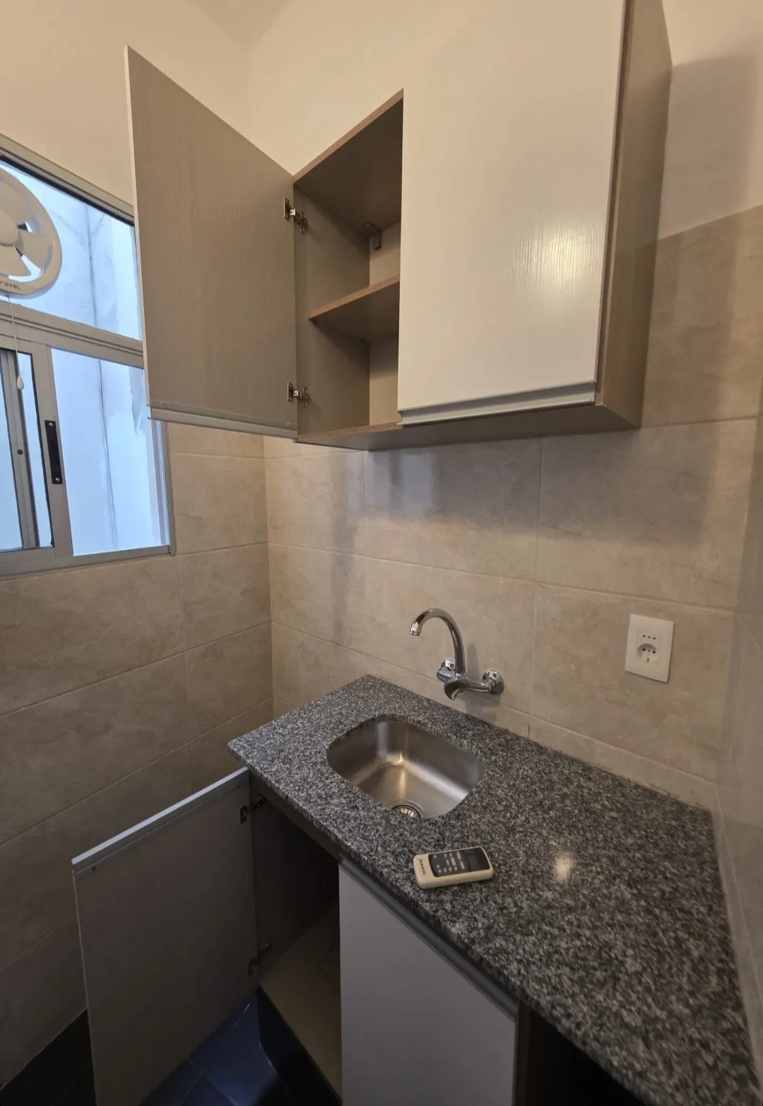 Exquisito apartamento de 2 dormitorios en alquiler, al frente y en 2º piso por escalera, estratégicamente ubicado sobre Chiávari, a pasos de Luis Alberto de Herrera. · Foto 10