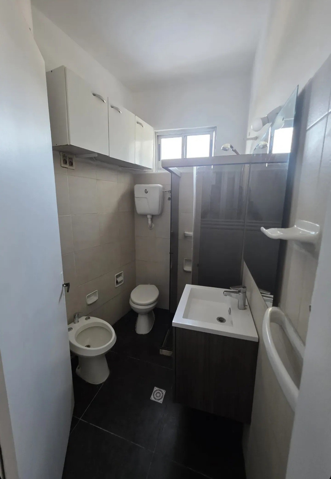 Exquisito apartamento de 2 dormitorios en alquiler, al frente y en 2º piso por escalera, estratégicamente ubicado sobre Chiávari, a pasos de Luis Alberto de Herrera. · Foto 9