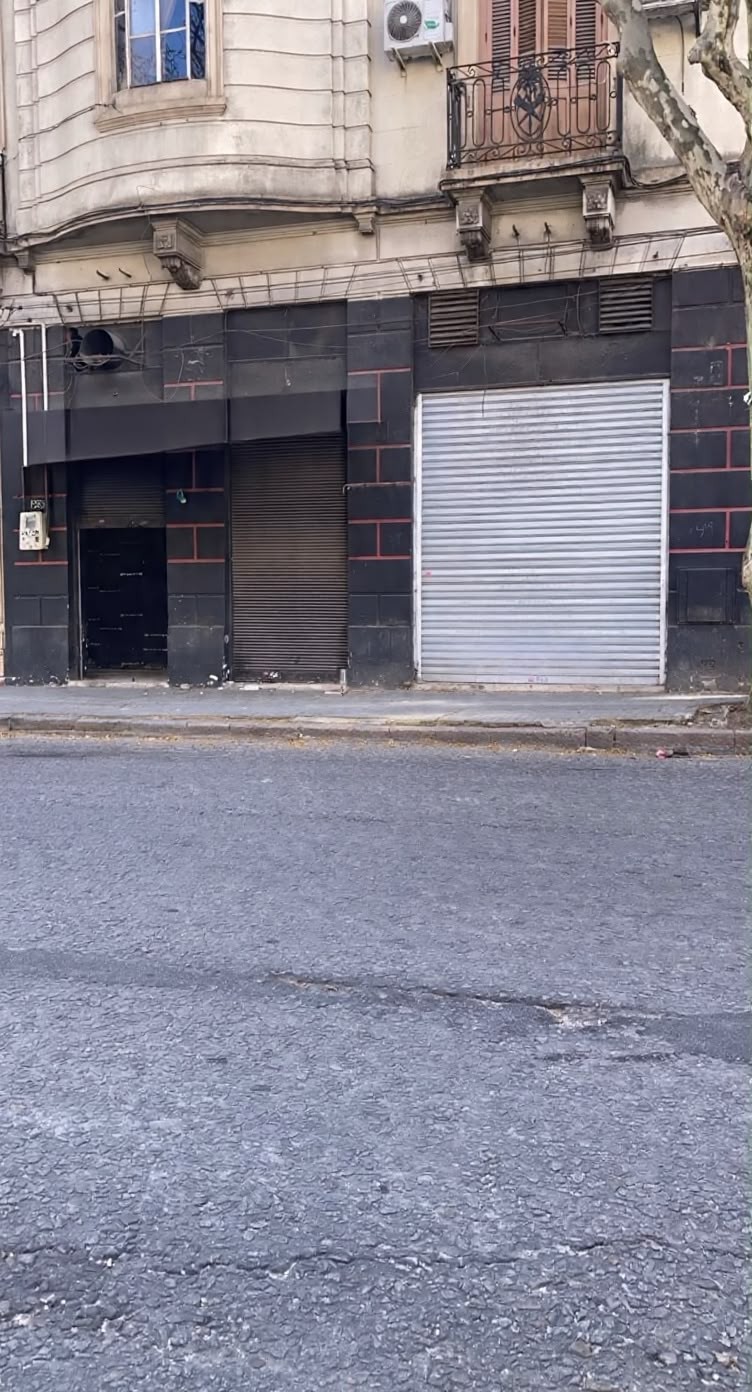 Alquilo Local Comercial, 150 Metros De Planta Mas Sotano Y Entrepiso, 3 Baños, Ubicacion Estrategica. · Foto 2