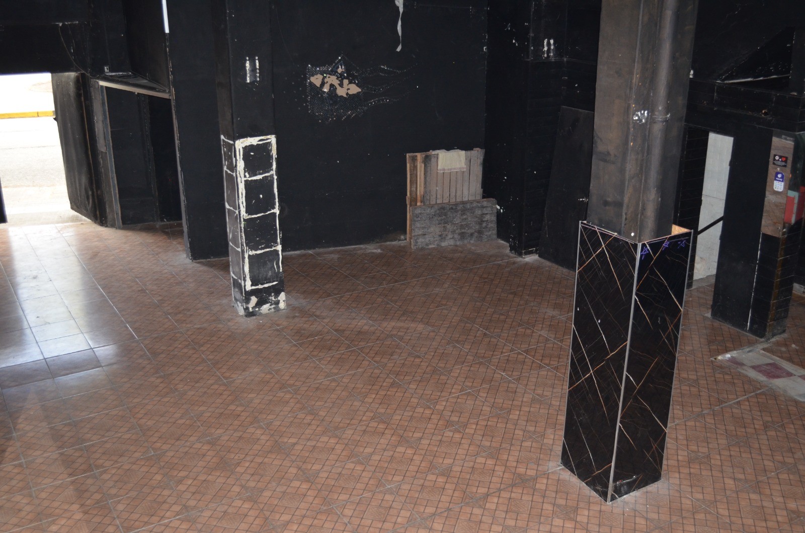 Alquilo Local Comercial, 150 Metros De Planta Mas Sotano Y Entrepiso, 3 Baños, Ubicacion Estrategica. · Foto 11