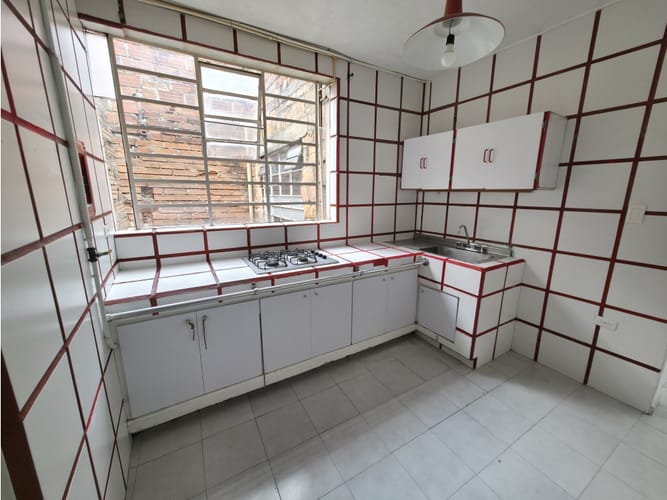 Casa de 6 alcobas en arriendo en Miraflores, Medellín, 160 m² · foto 2 de 24