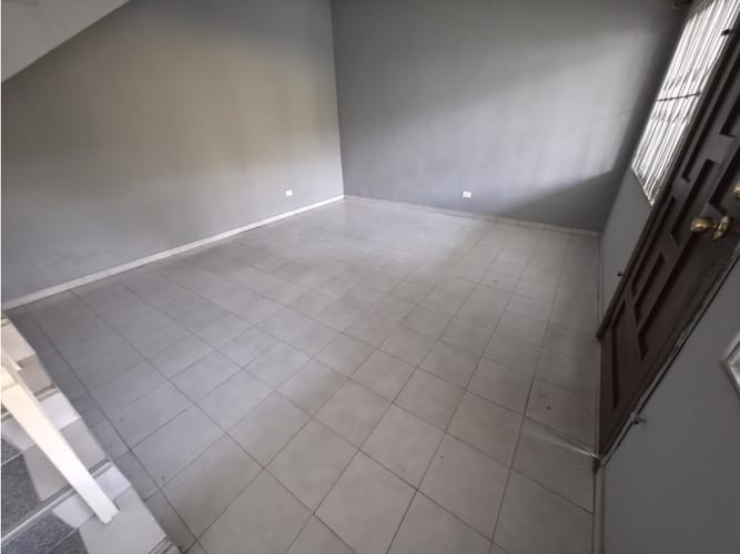 Casa de 6 alcobas en arriendo en Miraflores, Medellín, 160 m² · foto 3 de 24