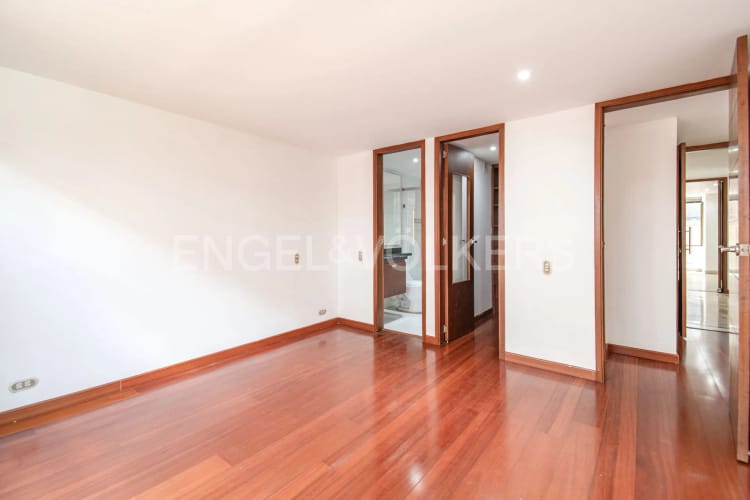 Apartamento de 3 alcobas en venta en Santa Barbara Occidental, Bogotá, 235 m² · foto 13 de 18