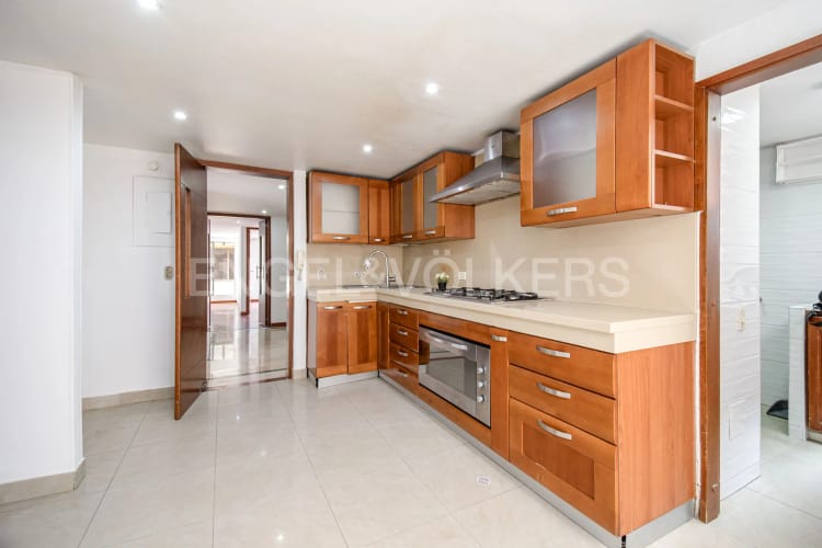 Apartamento de 3 alcobas en venta en Santa Barbara Occidental, Bogotá, 235 m² · foto 6 de 18