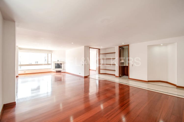 Apartamento de 3 alcobas en venta en Santa Barbara Occidental, Bogotá, 235 m² · foto 2 de 18
