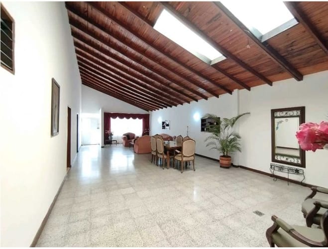 Casa de 5 alcobas en venta en El Bosque, Cali, 368 m² · foto 3 de 20