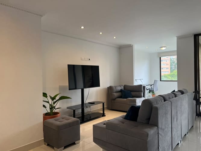 Apartamento de 3 alcobas en arriendo en El Poblado, Medellín, 127 m² · foto 2 de 19