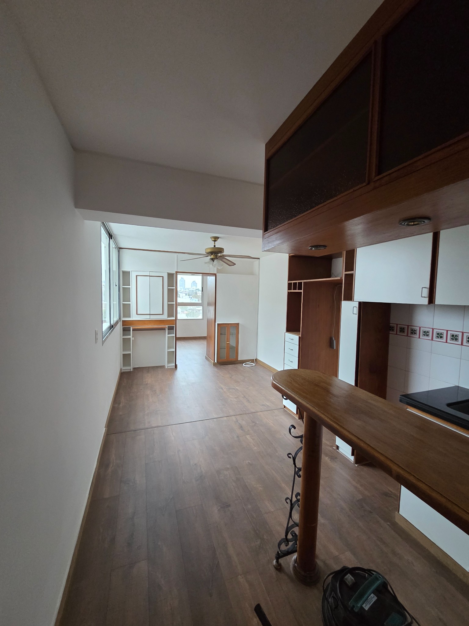 Exclusivo apartamento en piso 9 con vistas despejadas al contrafrente, estratégicamente ubicado en Rambla República de Chile y Santiago de Anca, ofreciendo un ambiente sofisticado con dormitorio y comedor elegantemente definidos. · Foto 8