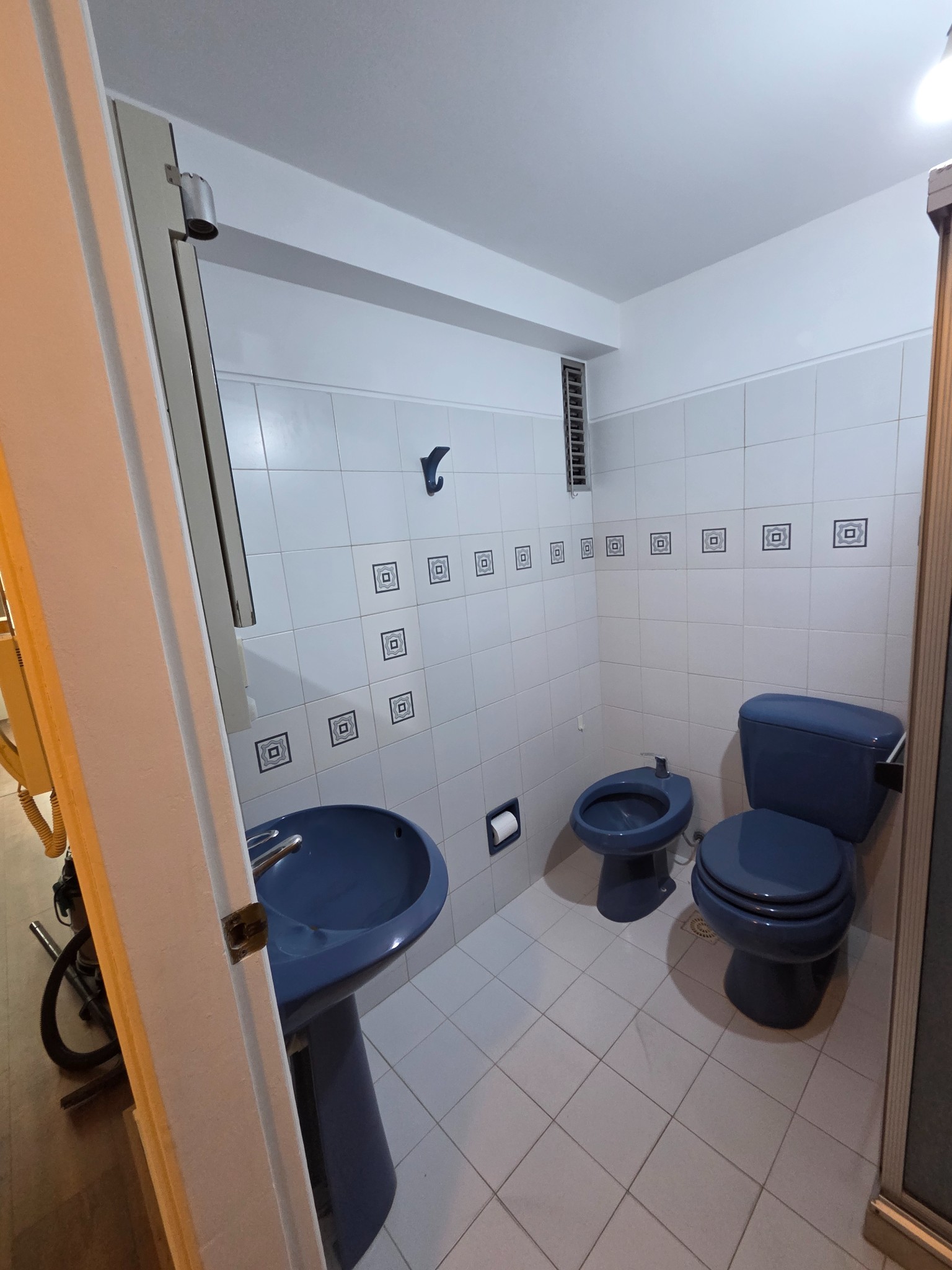 Exclusivo apartamento en piso 9 con vistas despejadas al contrafrente, estratégicamente ubicado en Rambla República de Chile y Santiago de Anca, ofreciendo un ambiente sofisticado con dormitorio y comedor elegantemente definidos. · Foto 9