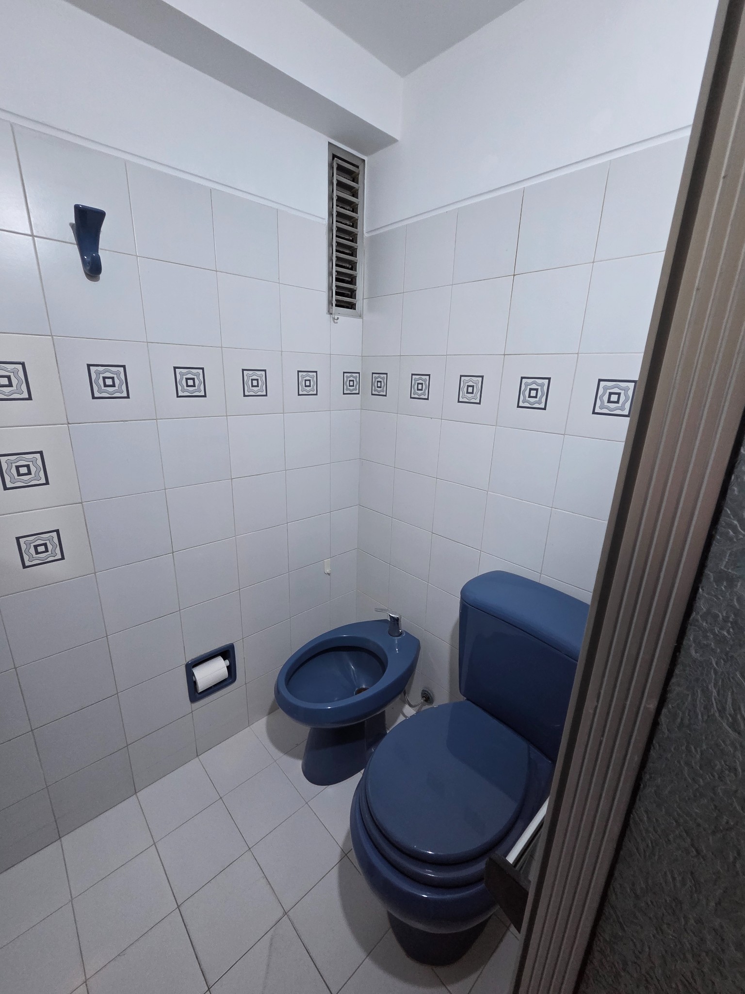 Exclusivo apartamento en piso 9 con vistas despejadas al contrafrente, estratégicamente ubicado en Rambla República de Chile y Santiago de Anca, ofreciendo un ambiente sofisticado con dormitorio y comedor elegantemente definidos. · Foto 4