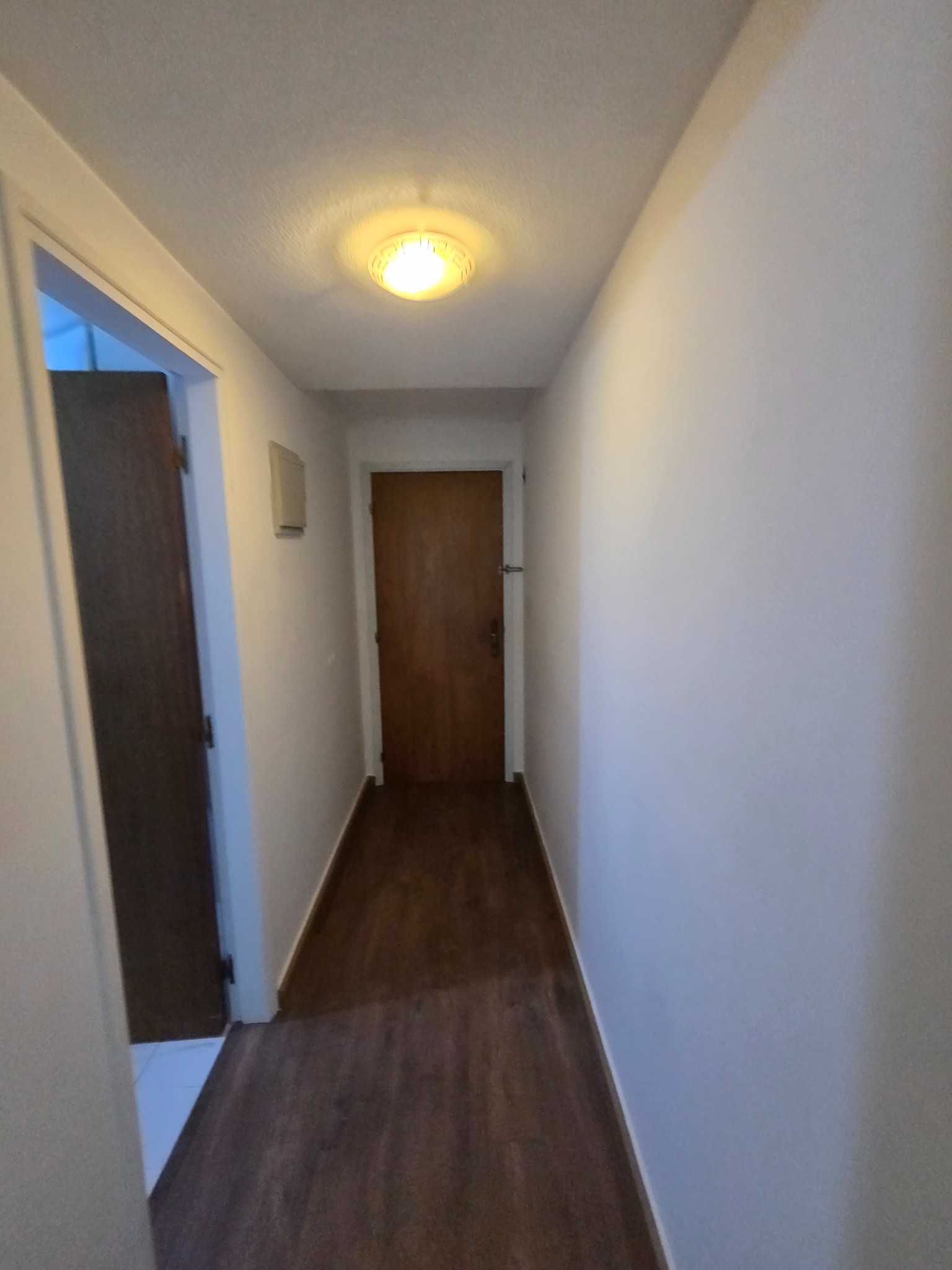 Exclusivo apartamento en piso 9 con vistas despejadas al contrafrente, estratégicamente ubicado en Rambla República de Chile y Santiago de Anca, ofreciendo un ambiente sofisticado con dormitorio y comedor elegantemente definidos. · Foto 7